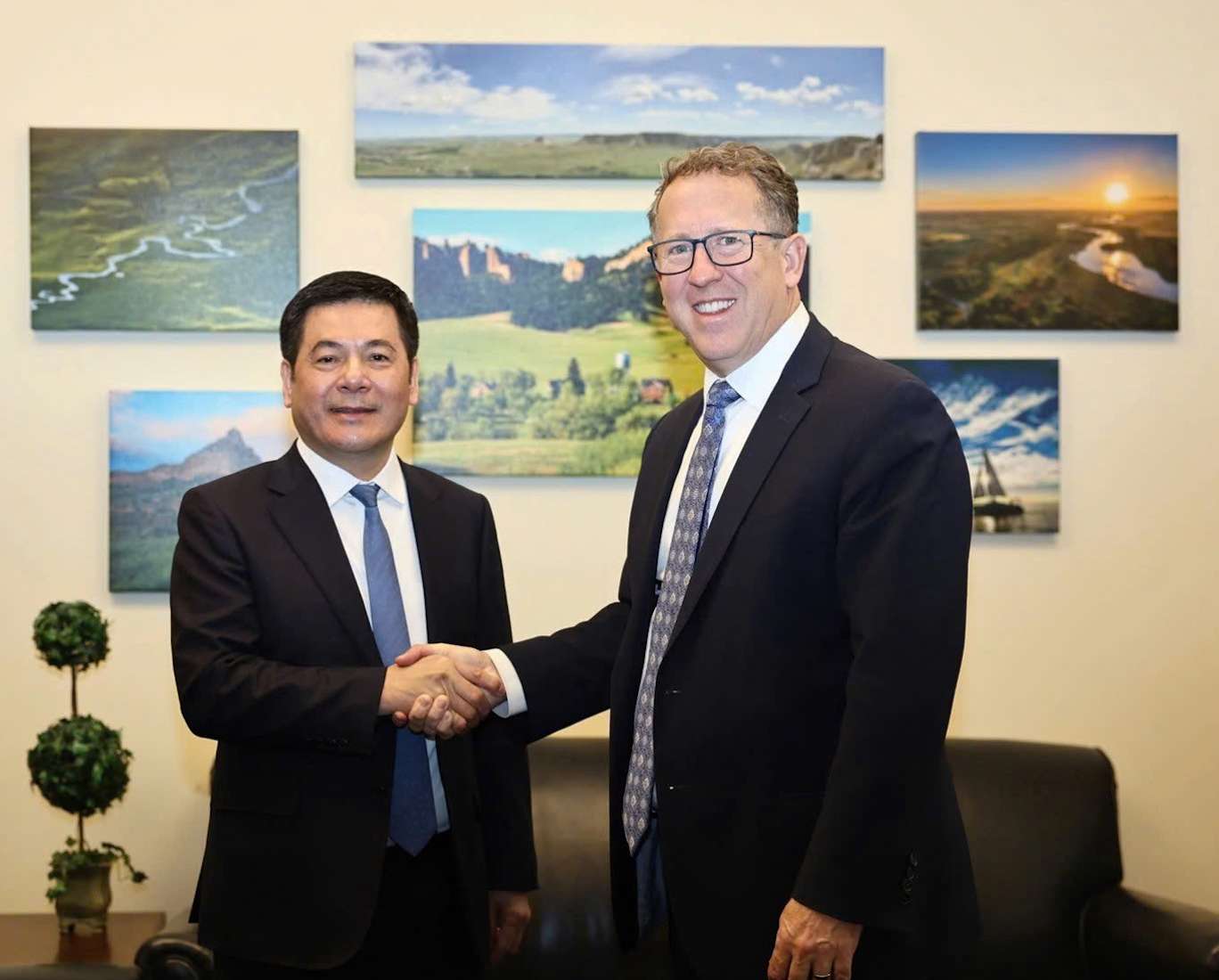 Bo truong Bo Cong Thuong Nguyen Hong Dien lam viec voi Ha nghi si Adrian Smith (bang Nebraska, Dang Cong hoa). Anh: Bo Cong Thuong