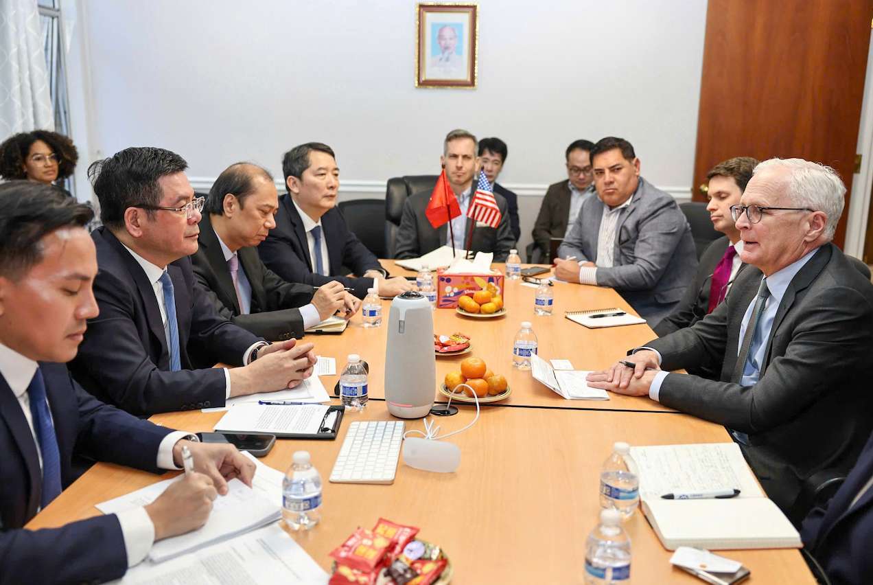 Bo truong Bo Cong Thuong Nguyen Hong Dien lam viec voi lanh dao cac doanh nghiep thuoc Hiep hoi Cong nghiep ban dan Hoa Ky. Anh: Bo Cong thuong