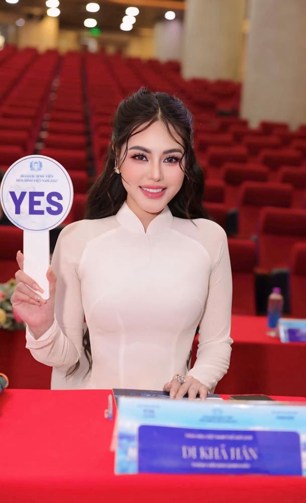 Nguoi dep dua ra loi khuyen huu ich cho cac thi sinh 