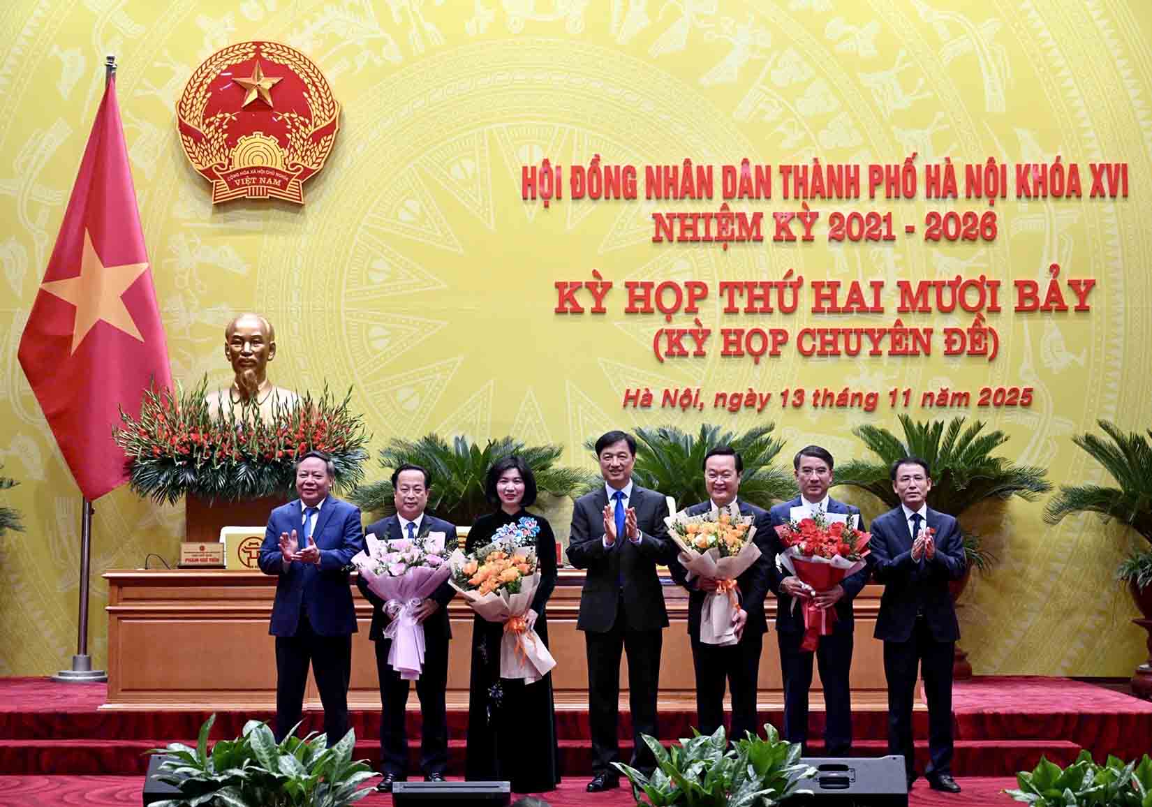 The Standing Committee of the Hanoi Party Committee presented flowers to congratulate the positions of Chairman of the People's Council and People's Committee; Vice Chairmen of the People's Council and People's Committee of the City were elected at the meeting. Photo: Viet Thanh