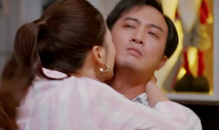 Dang's wild Adultery in "The Wind Rings the Blue Sky" caused My Anh to face Marital pain. Screenshot