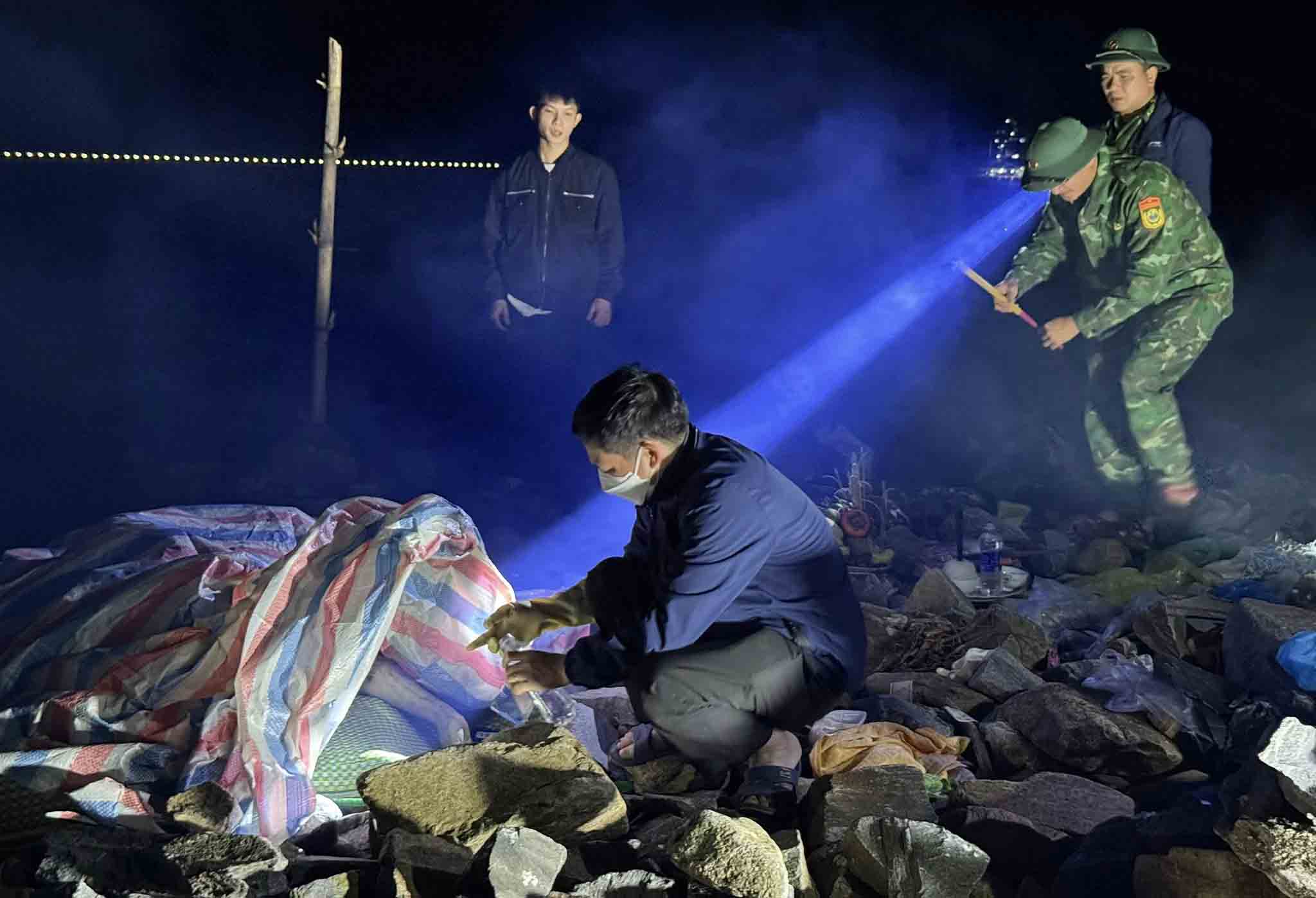Mrs. N's body washed ashore in Vung Ang. Photo: Nguyen Quan.