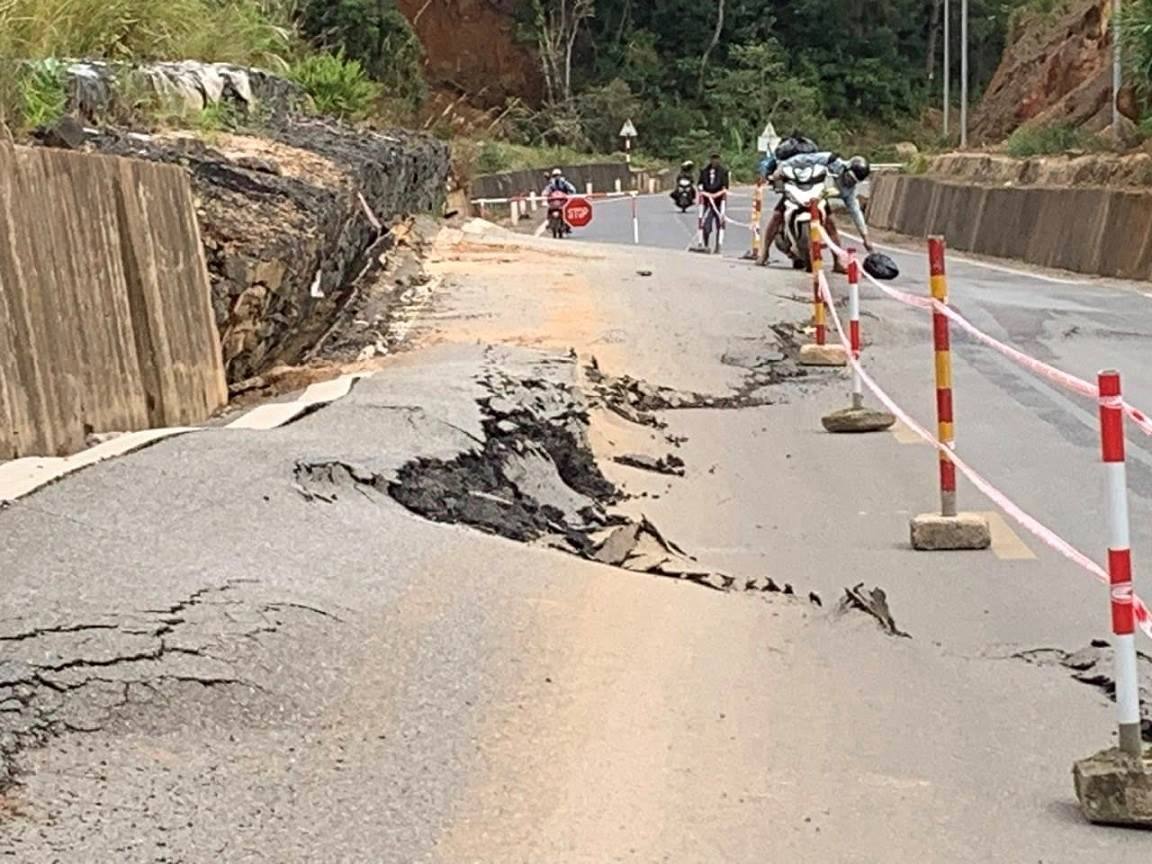 Quang Ngai provincial authorities stretched ropes and placed warning signs in the area where the crack appeared, more than 100m long. Photo: Vien Nguyen