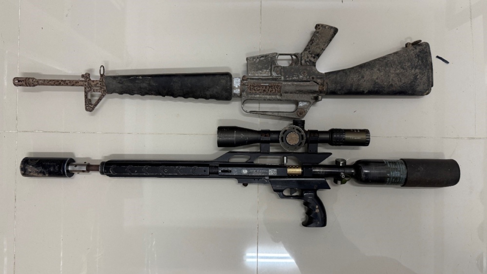 People voluntarily handed over 2 guns to the police. Photo: Provided by the police