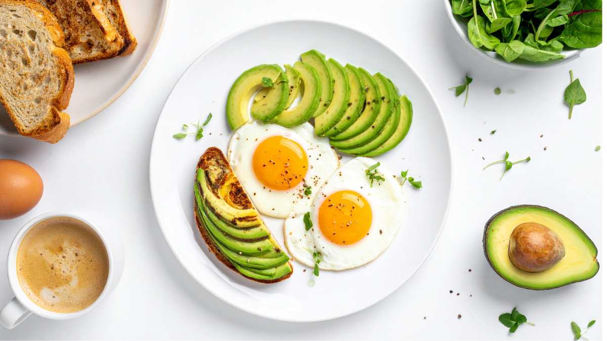 Bua toi it calo giup giam mo bung va kiem soat can nang sau tuoi 50. Anh: Canva