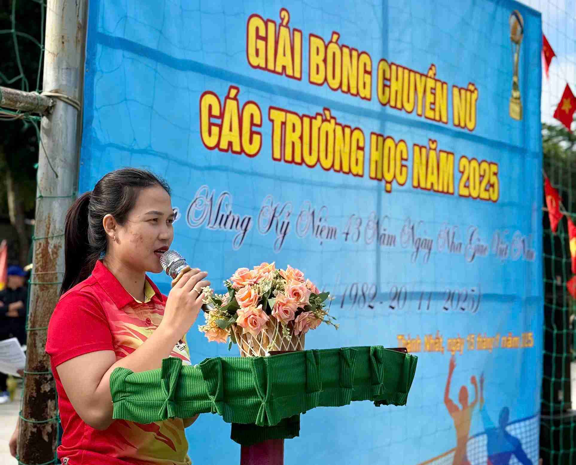 Dai dien cac nu giao vien tren dia ban phat bieu cam nghi. Anh: Bao Trung