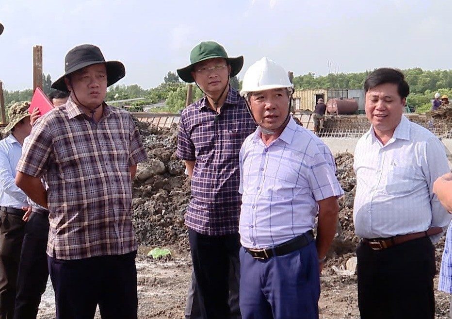 Standing Deputy Secretary of the Provincial Party Committee, Chairman of the Vietnam Fatherland Front of Ca Mau province Huynh Quoc Viet inspected the Cai Cung Storm Shelter project. Photo: Nhat Ho