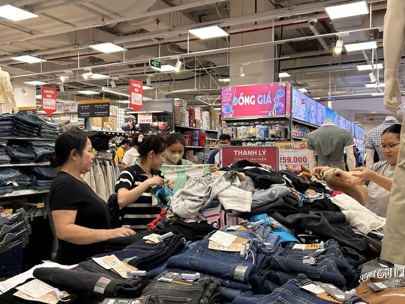 Chuong trinh giam gia duoc cac he thong ban le ap dung cho cac nganh hang. Anh: Ha May