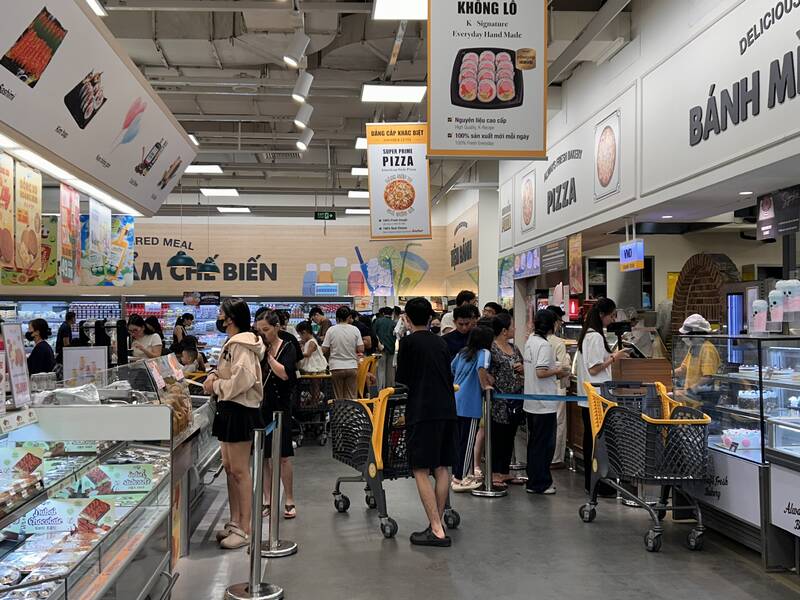 ホーチミン市の人々は買い物に忙しい。写真：ハ・メイ