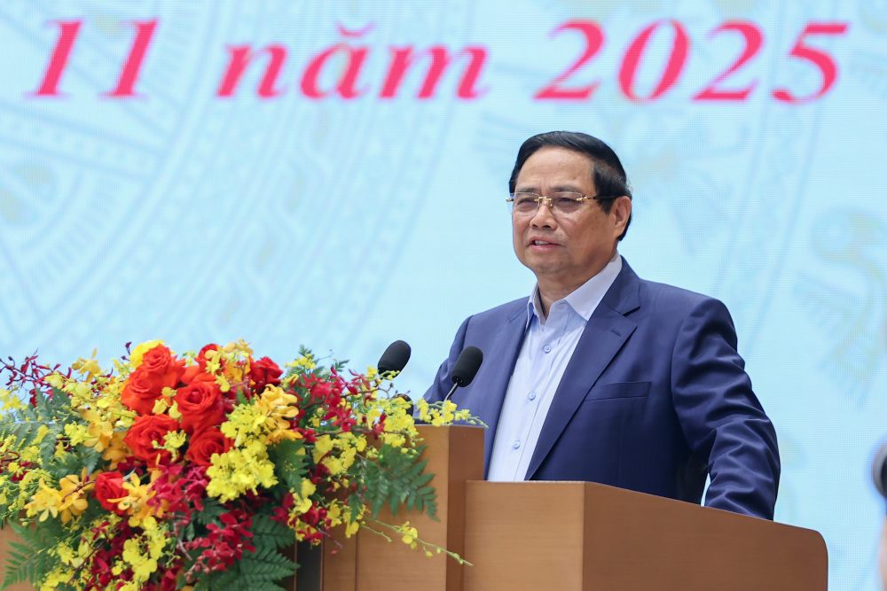 Politburo member and Prime Minister Pham Minh Chinh mentioned the story of people having to travel 19km to the commune headquarters to confirm the birth of their children as students. Photo: VGP