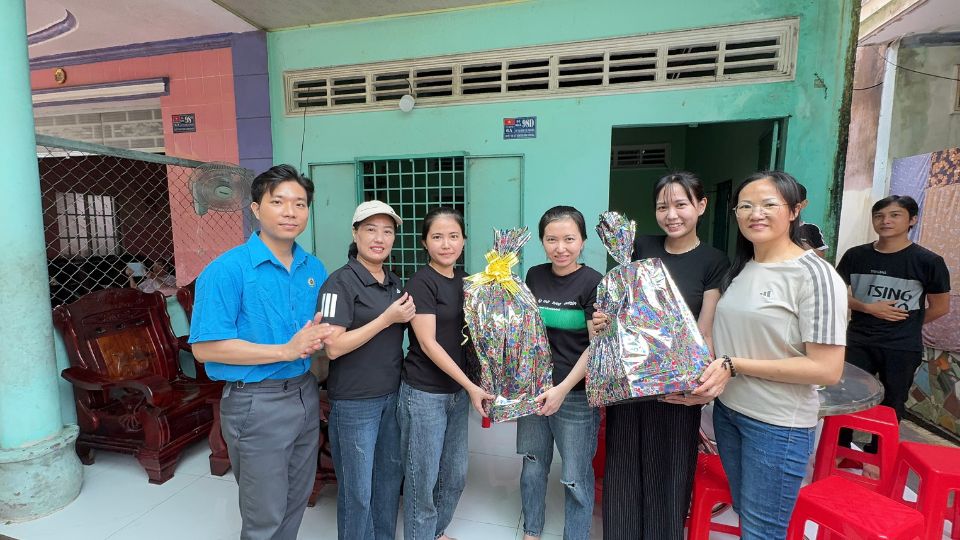 Cong doan phoi hop doanh nghiep tham hoi trao qua tai nha tai nha doan vien cong doan. Anh: Hoang Loc