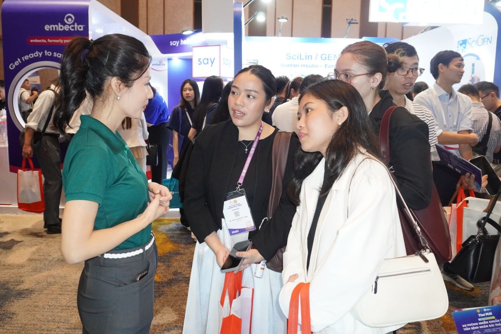 Chuyen gia, khach moi tham quan cac gian hang ve y te tai su kien. Anh: Tran Thi