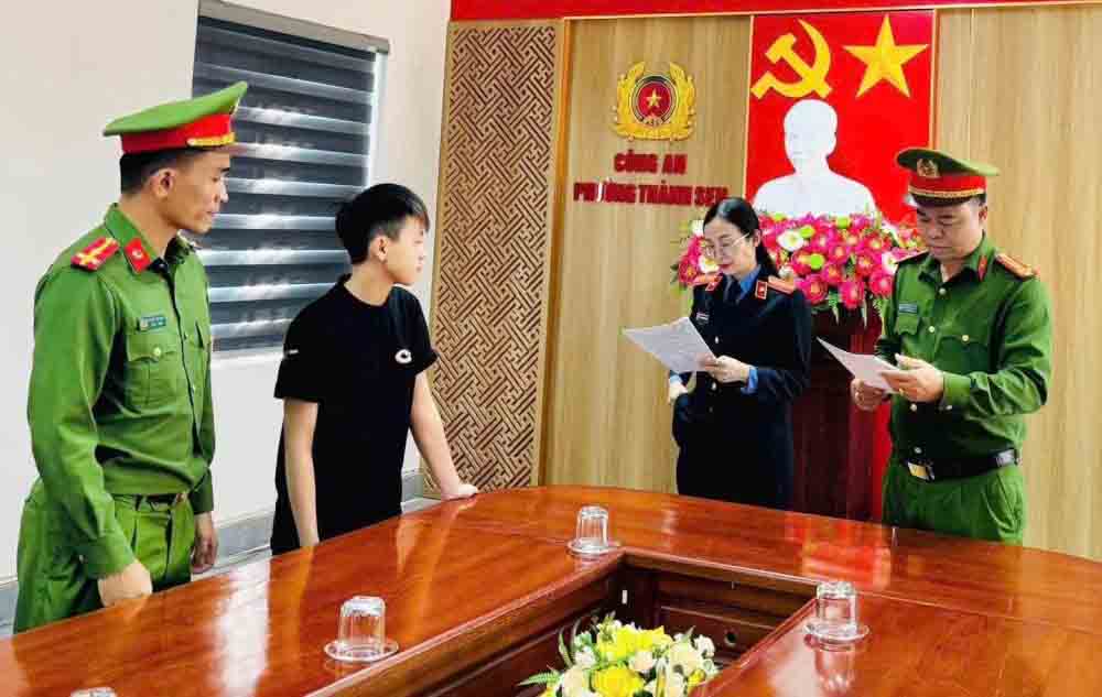 Serving the decision to prosecute Vy for theft. Photo: Ha Tinh Police.