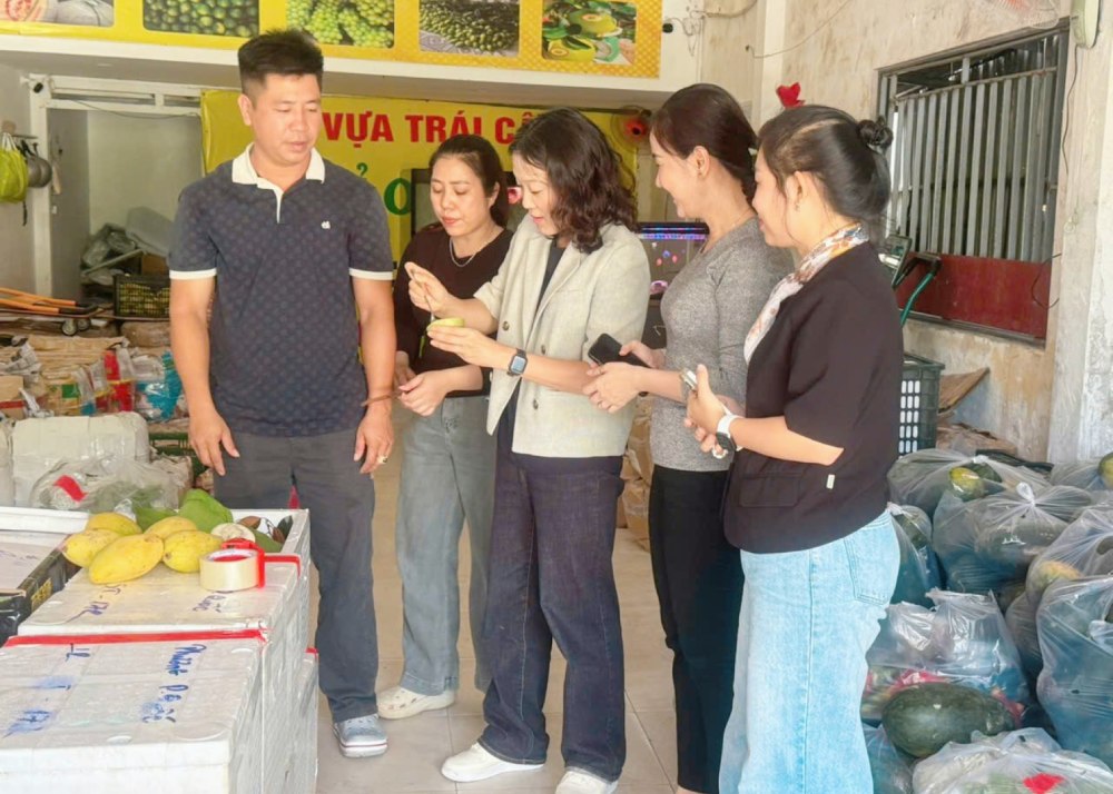 Buoi gap go gian di, than tinh, cac thanh vien doan KTO con duoc thuong thuc trai cay Viet Nam. Anh: Nam Phuong