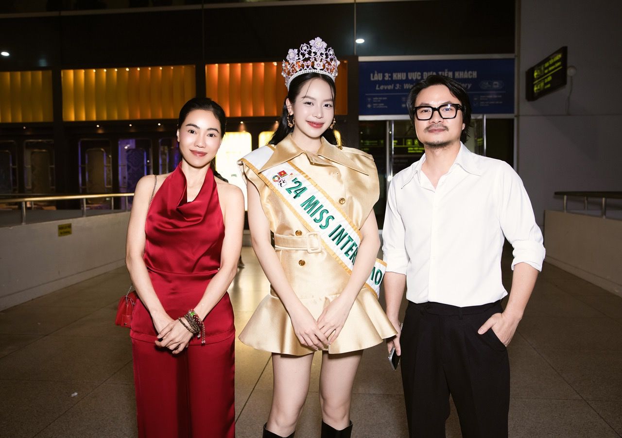 Thanh Thuy was greeted by CEO Pham Kim Dung and his wife at the airport. Photo: Sen Vang.