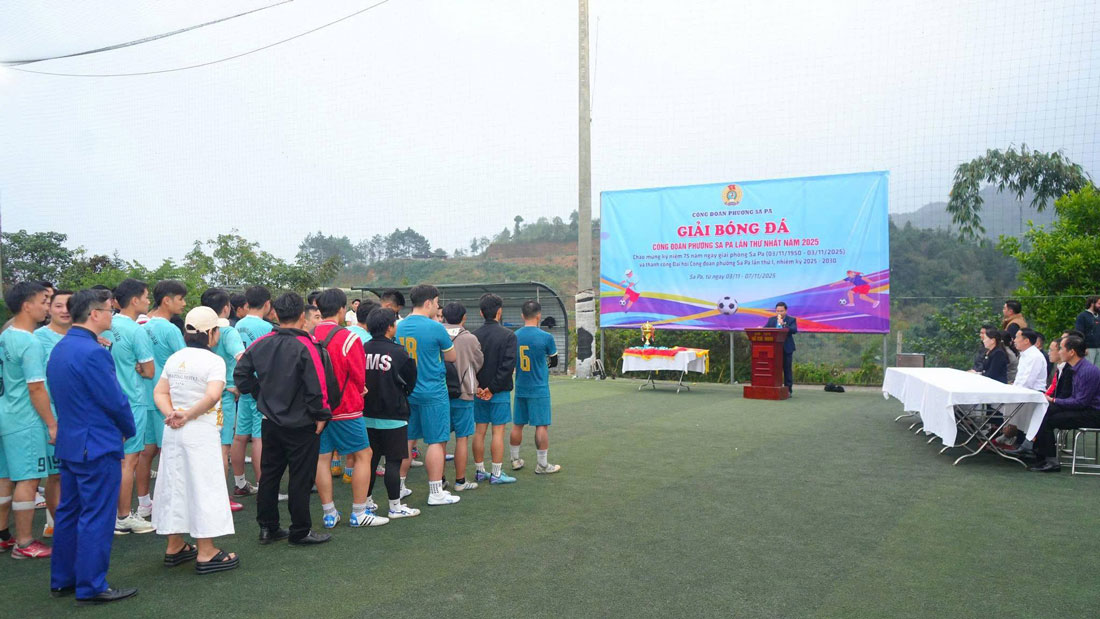 Tham du giai co 11 doi bong den tu cac cong doan co so tren dia ban phuong Sa Pa, tinh Lao Cai. Anh: Quynh Anh