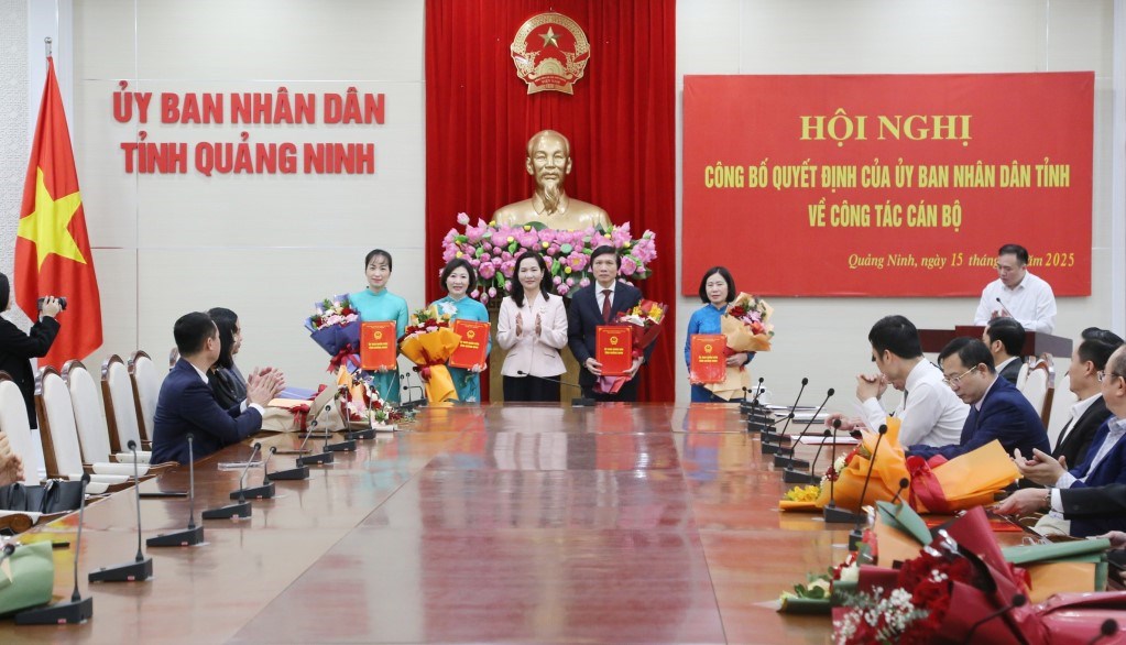 Ba Nguyen Thi Hanh - Pho Chu tich UBND tinh Quang Ninh - trao quyet dinh cho cac lanh dao Benh vien Viet Nam – Thuy Dien Uong Bi, Truong Cao dang Y te Quang Ninh. Anh: Nguyen Thanh