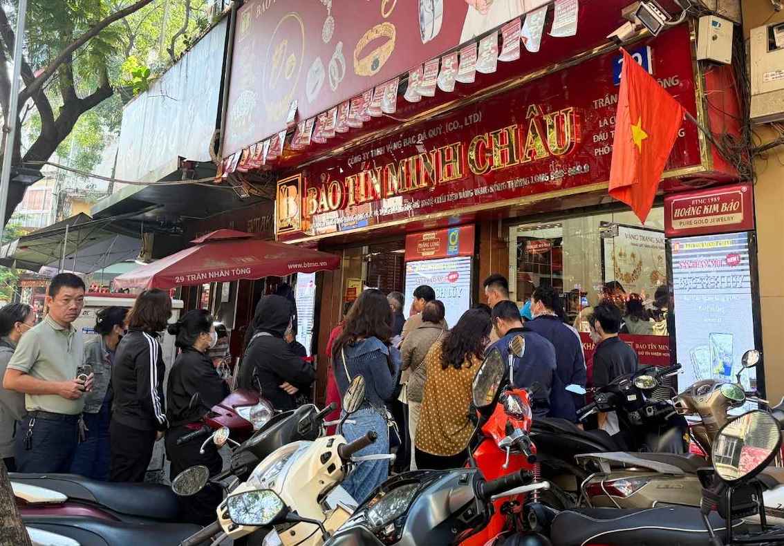 Sang 15.11, nhieu nguoi cho doi o mot cua hang vang bac da quy tai Ha Noi de mua vang nhan. Anh: Phuong Anh