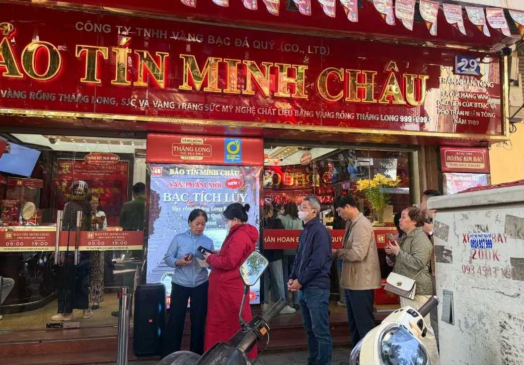 Nhieu tiem vang tap nap khach cho giao dich. Anh: Phuong Anh