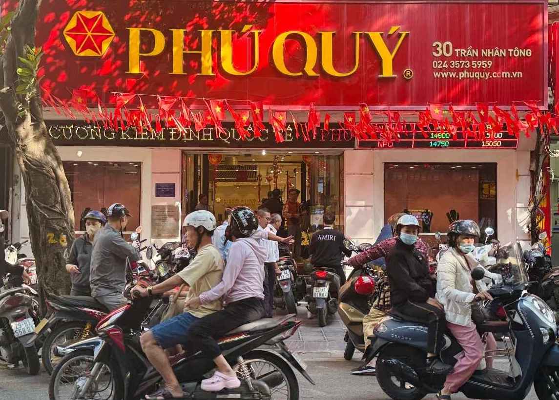 Nhieu nguoi cho biet, rat kho mua vang nhan tron tron 9999 tai cac cua hang kinh doanh vang vao thoi diem nay. Anh: Phuong Anh