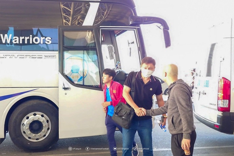 Tuyen Viet Nam da len duong sang Lao vao sang nay (15.11). Anh: VFF