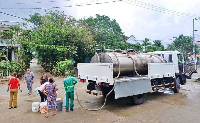 So Xay dung Da Nang huy dong cac don vi cung cap nuoc sach cho dan vung ngap lut. Anh: Truong An