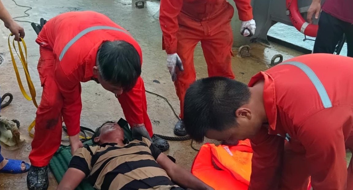 The captain of the 39th Hai Nam ship (Vietnamese nationality) saved Mr. Pham Duy Quang in Ly Son special zone, Quang Ngai - one of three people who drifted at sea for nearly 48 hours. Photo: Tuyet Linh