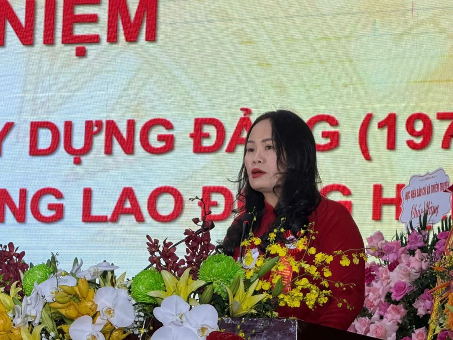 PGS.TS Tran Thi Huong - Truong khoa Xay dung Dang. Anh: Ai Van