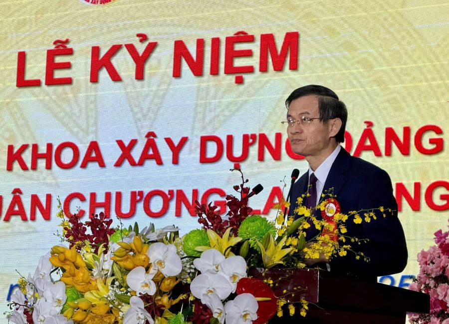 PGS.TS Doan Minh Huan nhac toi noi dung ve bao ve nen tang tu tuong cua Dang trong bai phat bieu. Anh: Ai Van