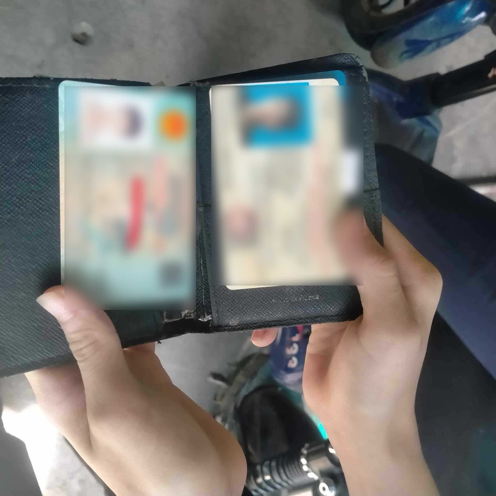 The two students in Khanh Hoa brought all the wallets they had picked up and handed them over to the police to return to the owner. Photo: Provided by the police