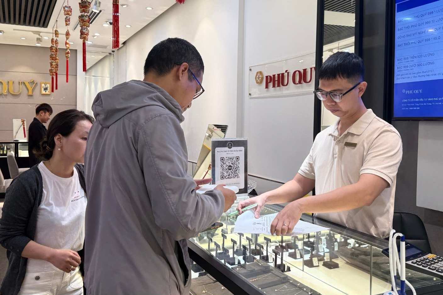 Tai mot so cua hang kinh doanh o Ha Noi, viec giao dich bac dien ra nhanh chong. Anh: Phuong Anh