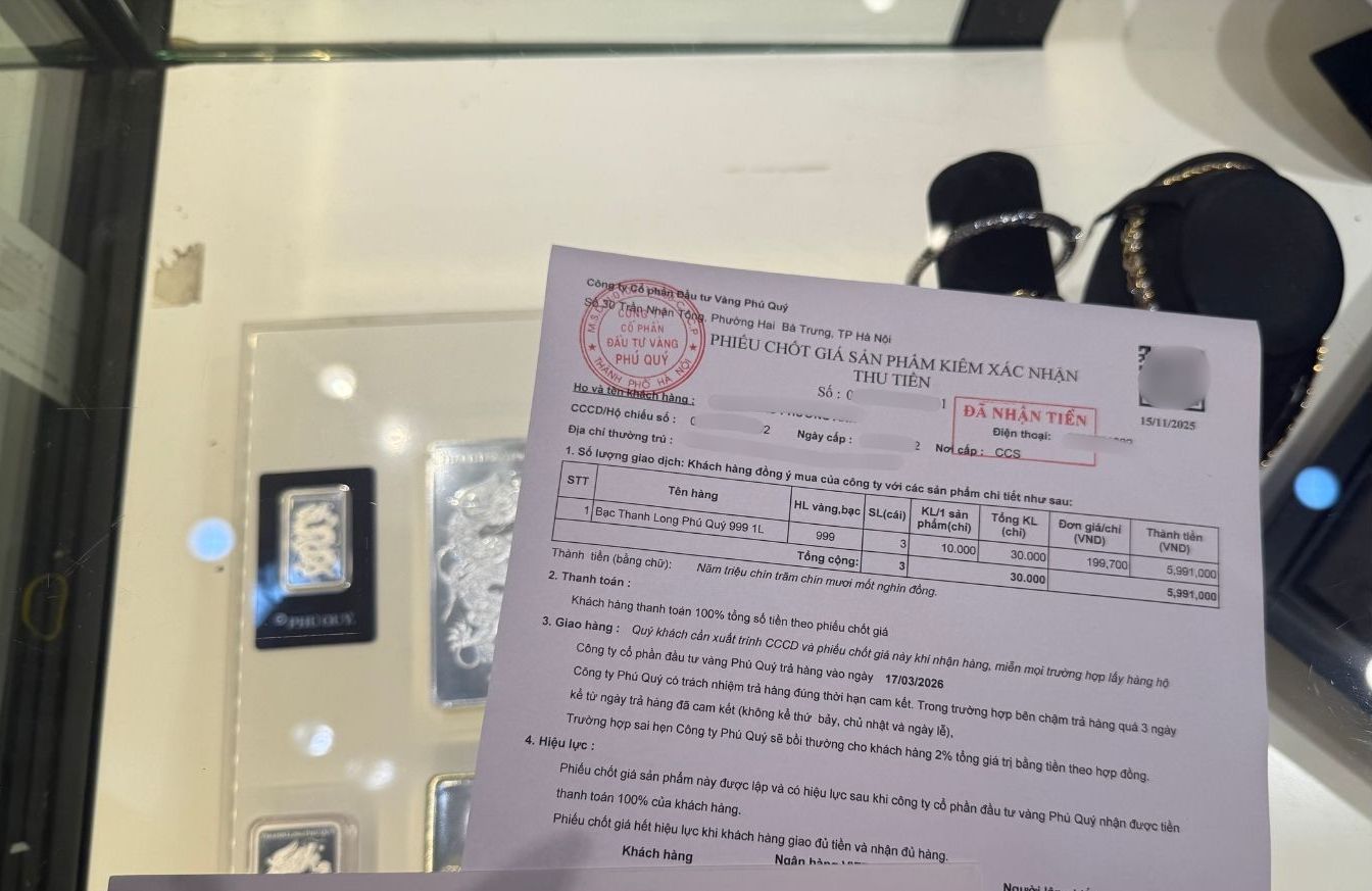 Nhieu nguoi tranh thu mua bac khi gia giam. Anh: Phuong Anh