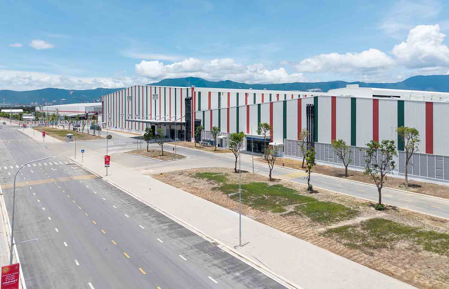 La fabrica de produccion de automoviles electricos Vinfast en Ha Tinh tiene una gran demanda de contratacion de mano de obra. Foto: Tran Tuan.