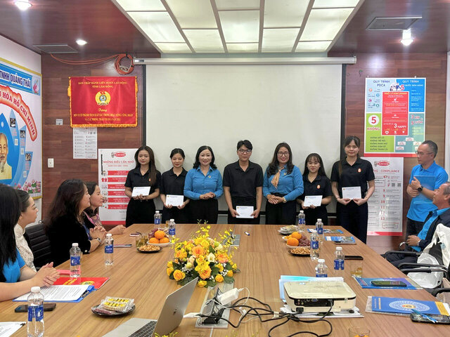 Vu Thi Oanh 여사 - 람동성 노동 연맹 부위원장(오른쪽에서 세 번째)이 Quang Thai 유한 회사 노동조합의 어려운 상황에 처한 노동자에게 지원금을 전달하고 있습니다. 사진: Lam Duc