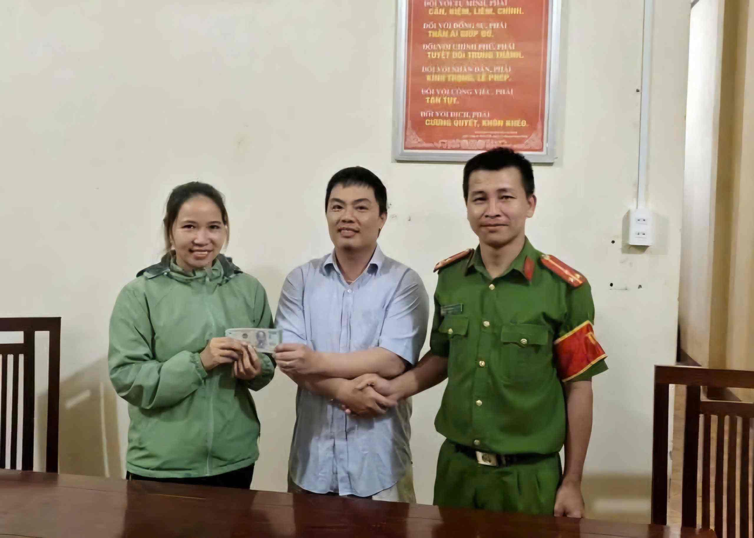 B'Lao Ward Police (Lam Dong) coordinated with Mr. Hieu to return 35 million VND to Ms. Nhung. Photo: Phuc Khanh