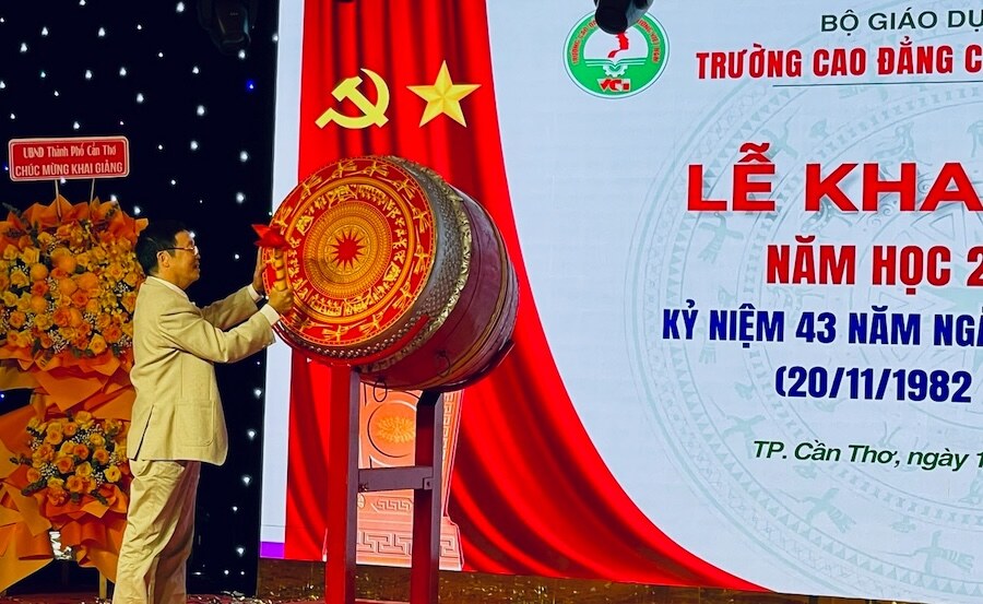 Associate Professor, Dr. Nguyen Thanh Vinh - Principal of Vietnam College of Industry and Trade - drums to open the 2025-2026 school year in Can Tho. Photo: Dat Phan