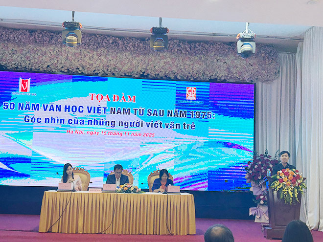 Young writer Cao Viet Quynh emphasized the issue of AI at the seminar "50 years of Vietnamese Literature since 1975: The perspective of young writers". Photo: Quynh An