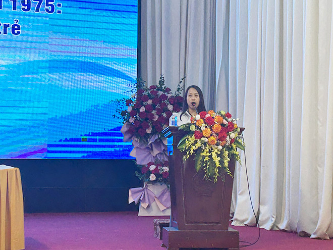 Cay but Nguyen Hoang Dieu Thuy trinh bay tham luan “Chan troi cho nhung nguoi bay“. Anh: Quynh An