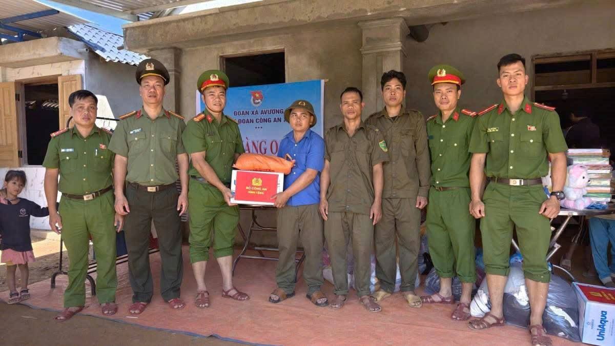 Cong an vuot nui mo Gian hang 0 dong cuu tro nguoi dan vung co lap o Da Nang. Anh: CATP