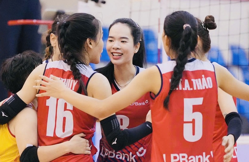 Le Thanh Thuy (au centre) se concentre avec l'equipe vietnamienne de volleyball feminin en vue des SEA Games 33. Photo : VFV