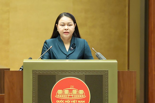 La Sra. Nguyen Thi Thu Ha - Miembro del Comite Central del Partido - Vicepresidenta - Secretaria General del Comite Central del Frente de la Patria de Vietnam presento hoy el tema especial sobre 'Proceso de negociacion seleccion presentacion de candidatos diputados de la Asamblea Nacional y diputados del Consejo Popular de todos los niveles y organizacion de conferencias para obtener opiniones de los votantes'. Foto: Mattran.org.vn