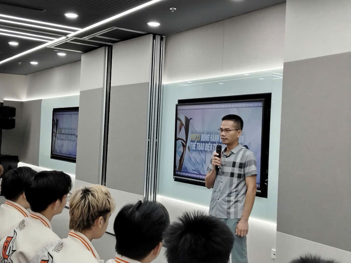 Ong Do Viet Hung, Chu tich Hoi The thao dien tu Viet Nam (VIRESA) chuc mung 3 doi tuyen dai dien cho Viet Nam du giai dau sap toi. Anh: Nguyen Dang