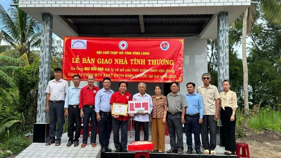 Trao nha tinh thuong cho ho ngheo tren dia ban tinh Vinh Long. Anh: Hoang Loc