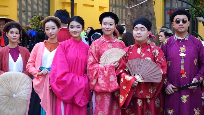 Nearly 1,000 people participate in the Vietnamese costume Festival "Bach Hoa Bo Hanh" 2025