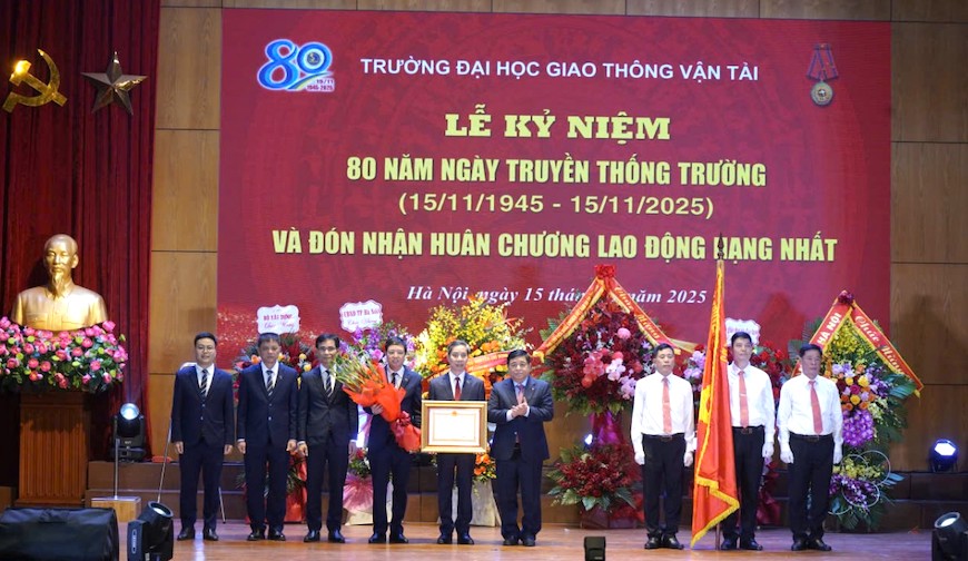 Pho Thu tuong Nguyen Chi Dung da trao Huan chuong Lao dong hang Nhat cho Truong Dai hoc Giao thong van tai. Anh: Ban to chuc