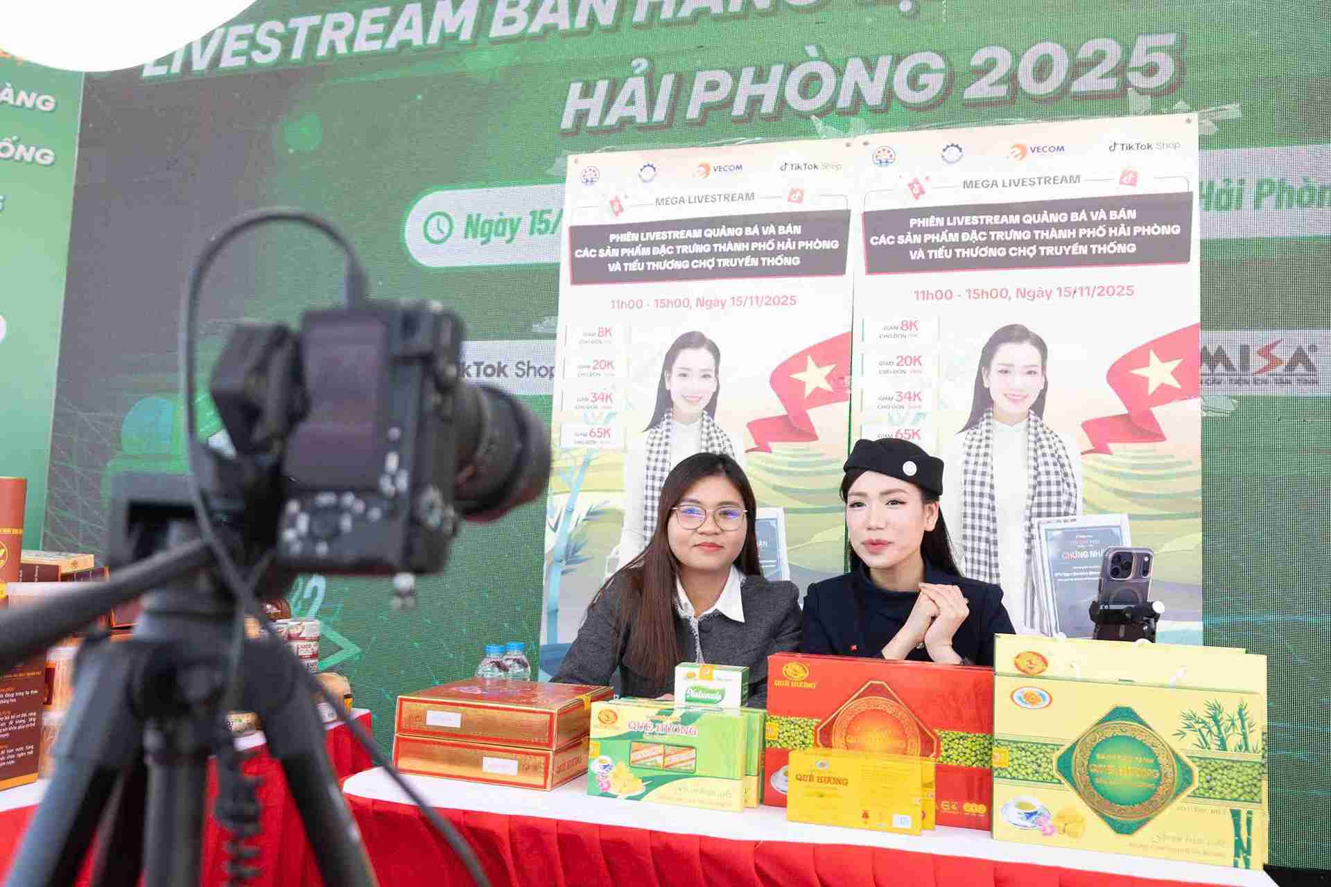 El mercado tradicional de Hai Phong se innova con un modelo de transmision en vivo que conecta a los compradores. Foto: Mai Huong