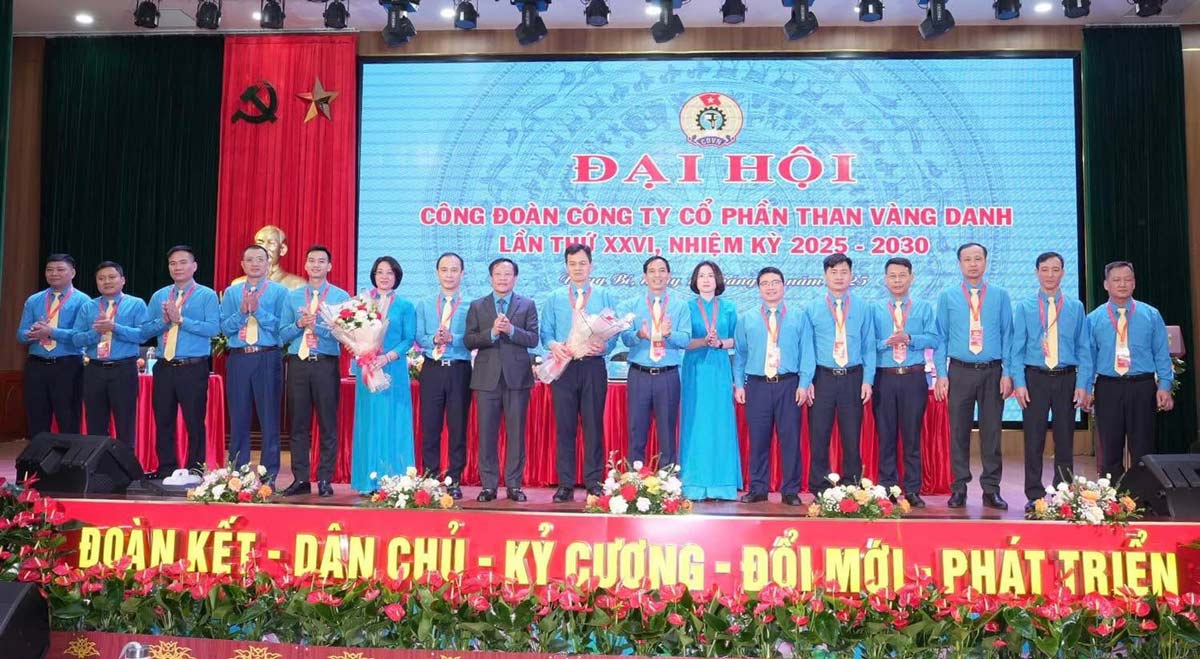 The leaders of TKV Trade Union and the leaders of the Company's Party Committee presented flowers to congratulate the new term Trade Union Executive Committee. Photo: Danh Vang Coal Company