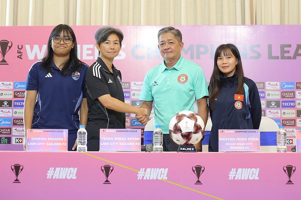 Representatives of Ho Chi Minh City Women's Club (right) and Lion City Sailors attended the press conference before the match in the AFC Women's Champions League 2025-2025. Photo: Anh Giang
