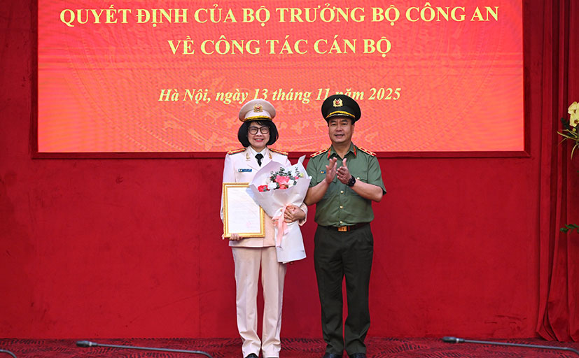 Lieutenant General Pham Cong Nguyen presented the appointment decision to Colonel Le Thi Hong Thuong. Photo: N. Huong