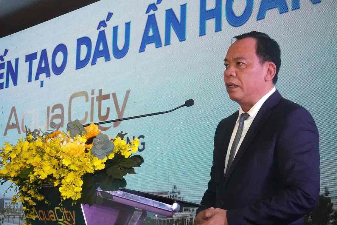 Chairman of Dong Nai Provincial People's Committee Vo Tan Duc spoke about the model of a government - business that accompanies in removing legal obstacles. Photo: HAC